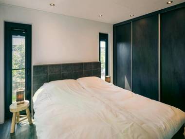 Modern sustainably built bungalow between 2 nature reserves