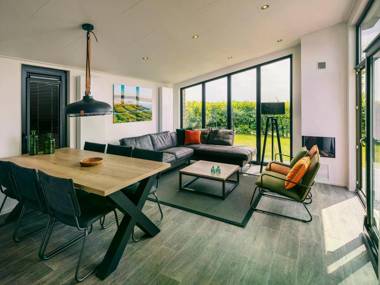 Sustainably built 2 bathroom bungalow in 2 nature reserves