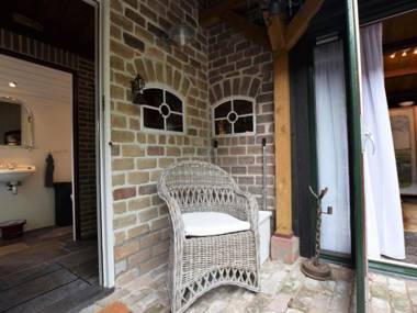 Cozy Holiday Home in Musselkanaal with Hot Tub