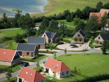 Multiple houses and a group room close to nature reserve