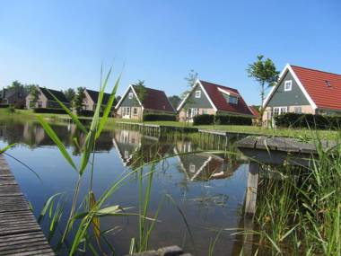 Multiple houses and a group room close to nature reserve