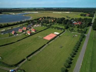 Multiple houses and a group room close to nature reserve