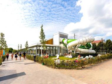 Beautiful chalet with two bathrooms near a lake