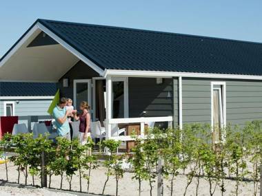 Beautiful lodge with almost directly at the lake and beach