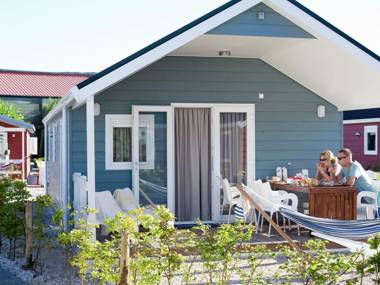 Beautiful lodge with almost directly at the lake and beach