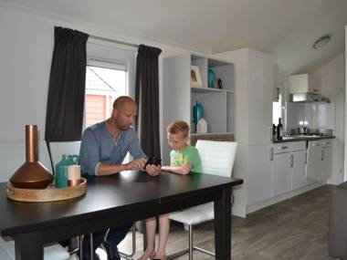 Beautiful lodge with almost directly at the lake and beach