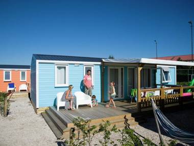 Colorful chalet with terrace almost at the lake and beach