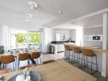 Luxury villa with outdoor kitchen and lake view