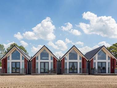 Modern holiday home with a microwave Tjeukermeer at 5 km.