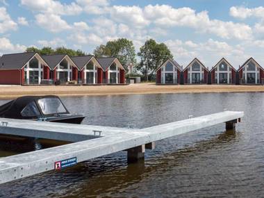 Modern holiday home with a microwave Tjeukermeer at 5 km.