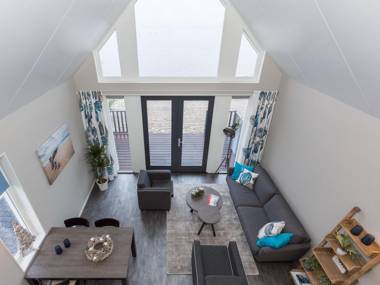 Modern holiday home with a microwave Tjeukermeer at 5 km.