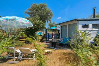 Het kleine Huis mobile home by the harbour and the Lauwersmeer