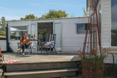 Het kleine Huis mobile home by the harbour and the Lauwersmeer