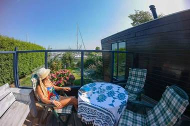 Holiday home Zeemeeuw with own fishing pier