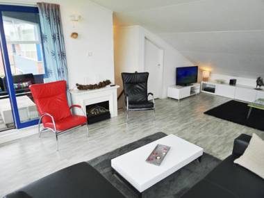 6pers Modern harbor house Jasmijn with fenced garden and lake view