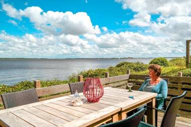 "Heleen" 6 pers Lauwersmeer waterfront full equipped and modern