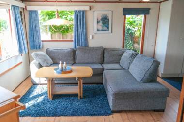 8 pers House 'Capitein Theis' with seaside in front of the Lauwersmeer