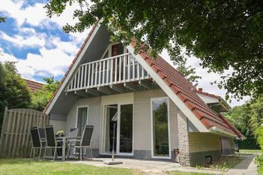 Heide 6pers Waterfront house at a typical dutch canal by the Lauwersmeer