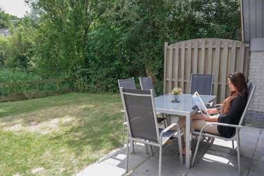 Heide 6pers Waterfront house at a typical dutch canal by the Lauwersmeer