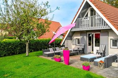 Joke am Deich 6 pers house with equipped terrace behind a dike at Lauwersmeer