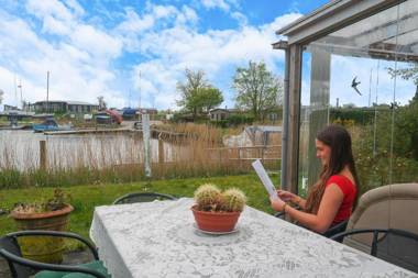 4 pers Holiday Home Hilla with winter garden in front of the dike directly on the Lauwersmeer