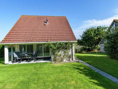 Superb detached house with spacious garden near the Lauwersmeer and wifi.