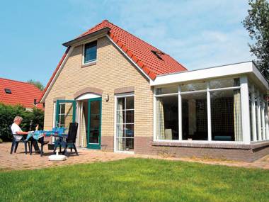 Detached holiday home with combi microwave in green Twente