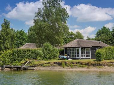 Thatched lodge with AC and a dishwasher in green Twente