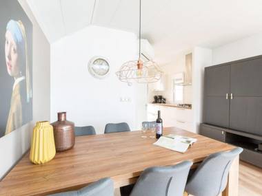 Thatched lodge with AC and a dishwasher in green Twente