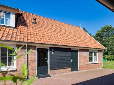 Spacious home with whirlpool and four bathrooms in Twente