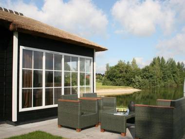 Thatched lodge with a combi microwave in green Twente