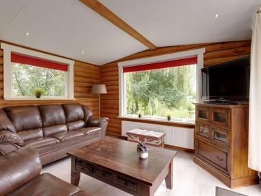 Wooden tree trunk bungalow at fish pond in Hoge Hexel optional with hot tub