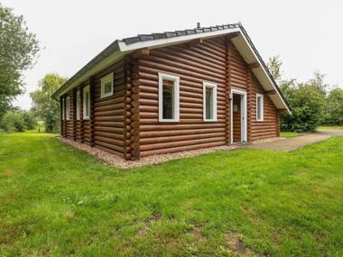 Wooden tree trunk bungalow at fish pond in Hoge Hexel optional with hot tub