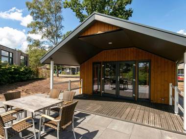 Luxurious lodge with airco located beside a lake