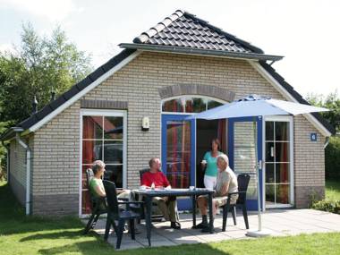 Comfortable bungalow with a combi microwave in green Twente