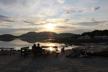 Ulvsvåg Gjestgiveri og Fjordcamping AS