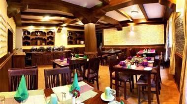 Yeti Mountain Home Monjo