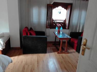 Sunny Guest House and Cafe