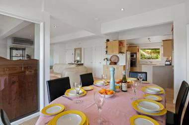 Breakers Bay on the beach - Kaiteriteri Holiday Home