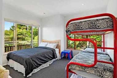 Breakers Bay on the beach - Kaiteriteri Holiday Home