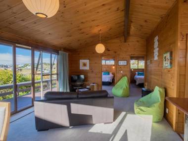 Beach House on the Ridge - Kaiteriteri Holiday Home