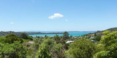 Tiri Cottage - Sea Views in Oneroa by Waiheke Unlimited