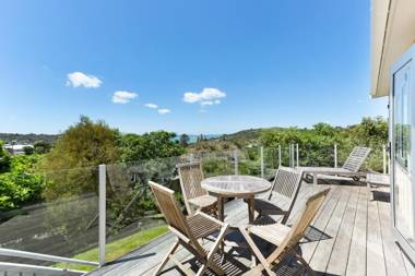 Tiri Cottage - Sea Views in Oneroa by Waiheke Unlimited