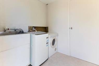 Tiri Cottage - Sea Views in Oneroa by Waiheke Unlimited