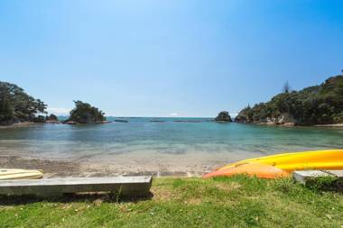 Beachfront Enclosure Bay - Waiheke Unlimited