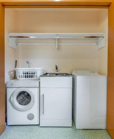 Moeraki with private walkway to Onetangi Beach by Waiheke Unlimited