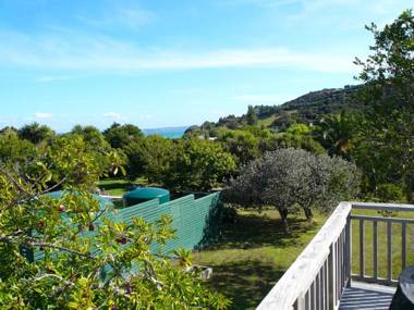 Ridge Cottage - Oneroa Holiday Home