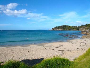 Ridge Cottage - Oneroa Holiday Home