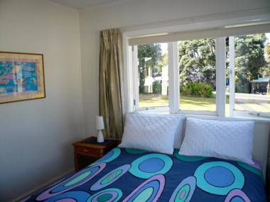 Ridge Cottage - Oneroa Holiday Home