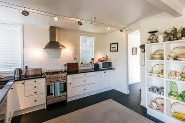 Mrs Jones Holiday Cottage - Oneroa Holiday Home